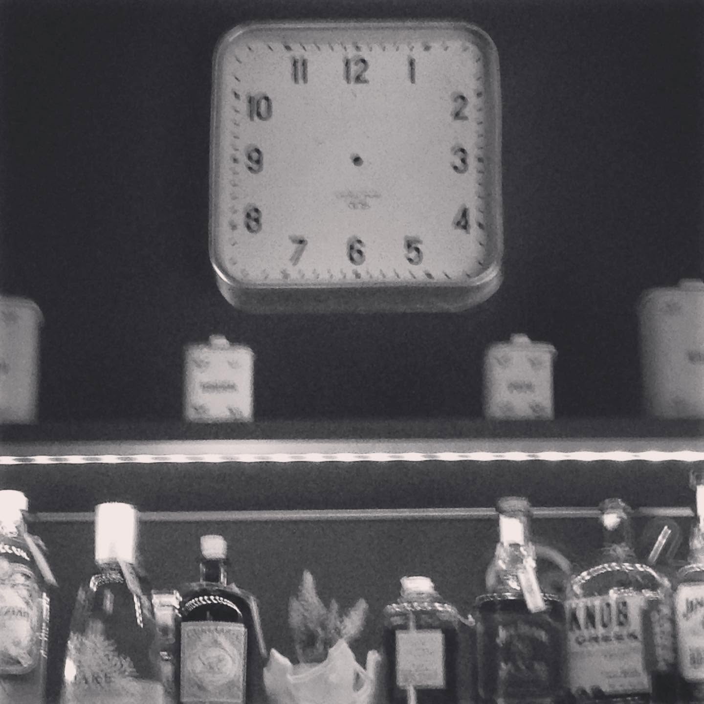 Orologio e bottiglie del bancone, fotografia del Moquette del 2020