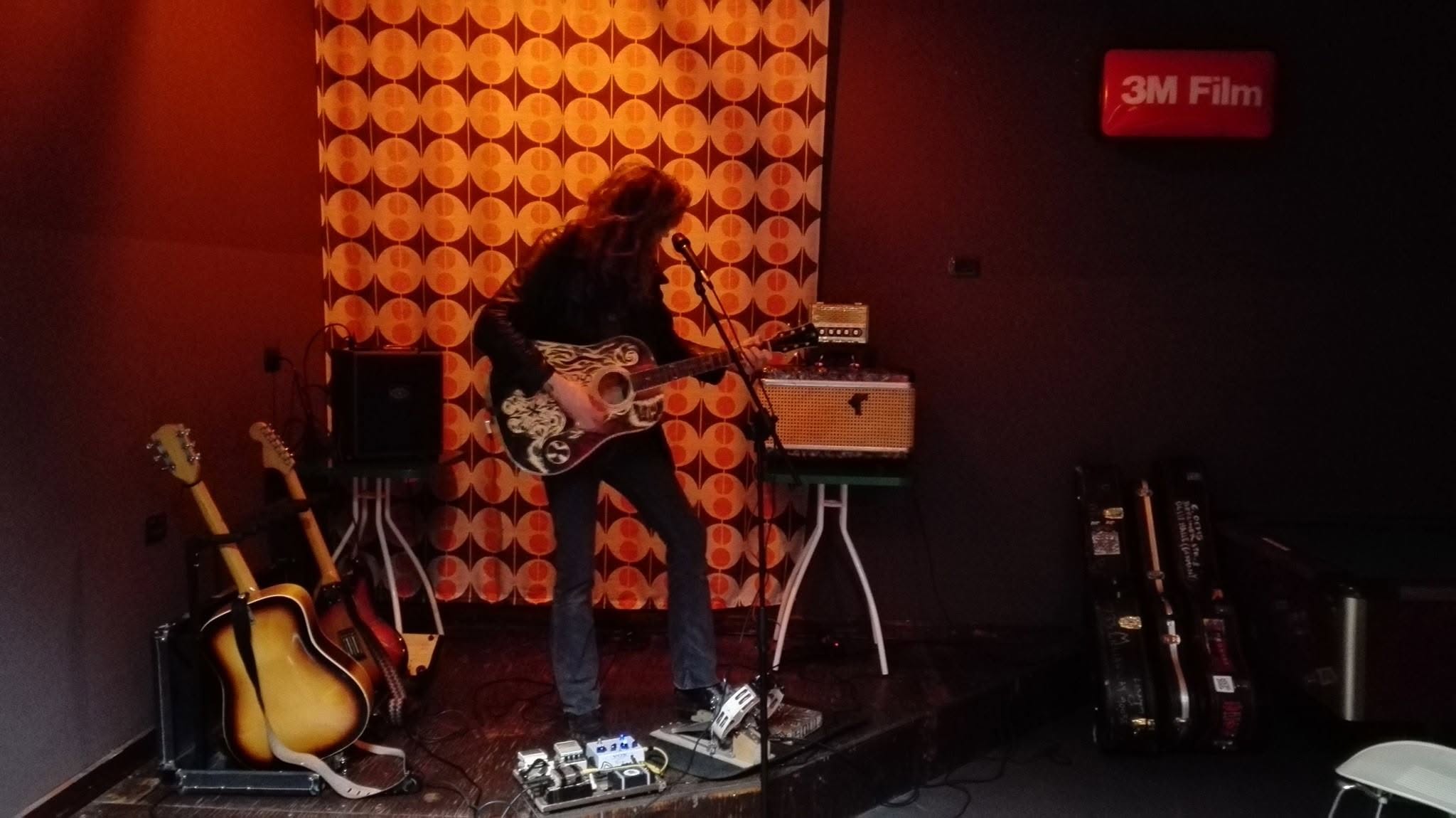 Un musicista al Moquette, fotografia pubblicata dal locale nel 2017